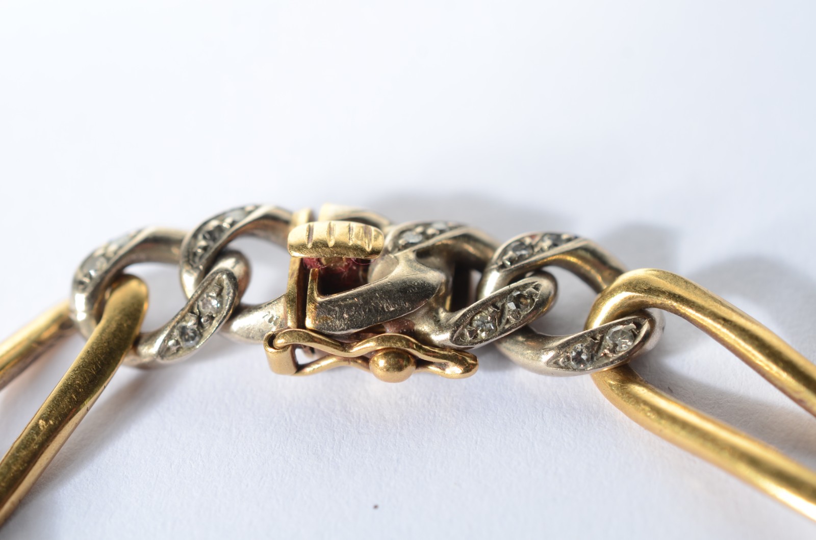 Pulseira de ouro 18 k., com elos batidos e brilhantes. (Por motivos... - foto 4 de 6