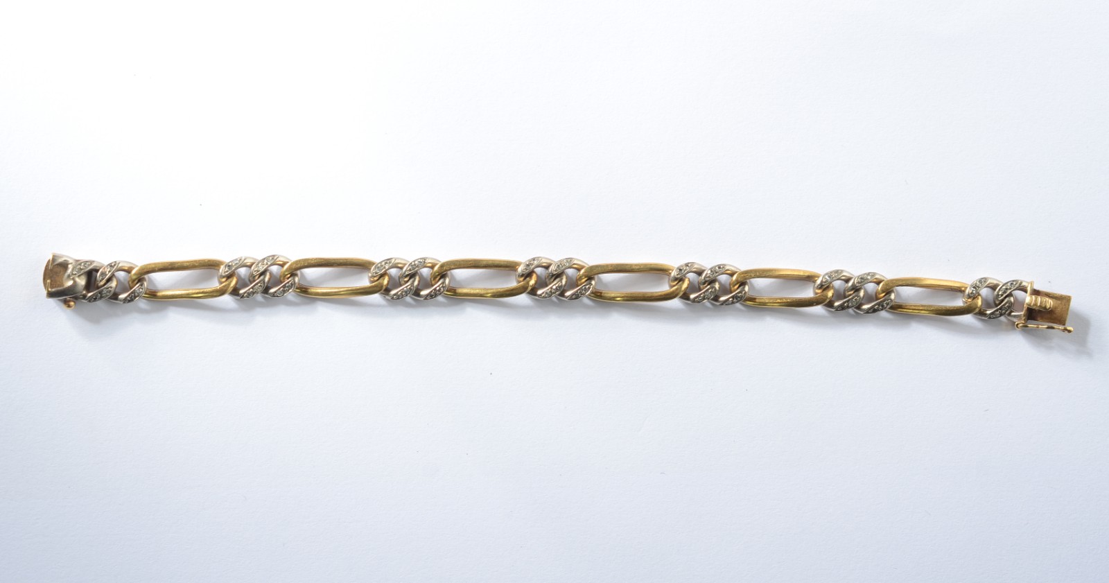Pulseira de ouro 18 k., com elos batidos e brilhantes. (Por motivos... - foto 5 de 6