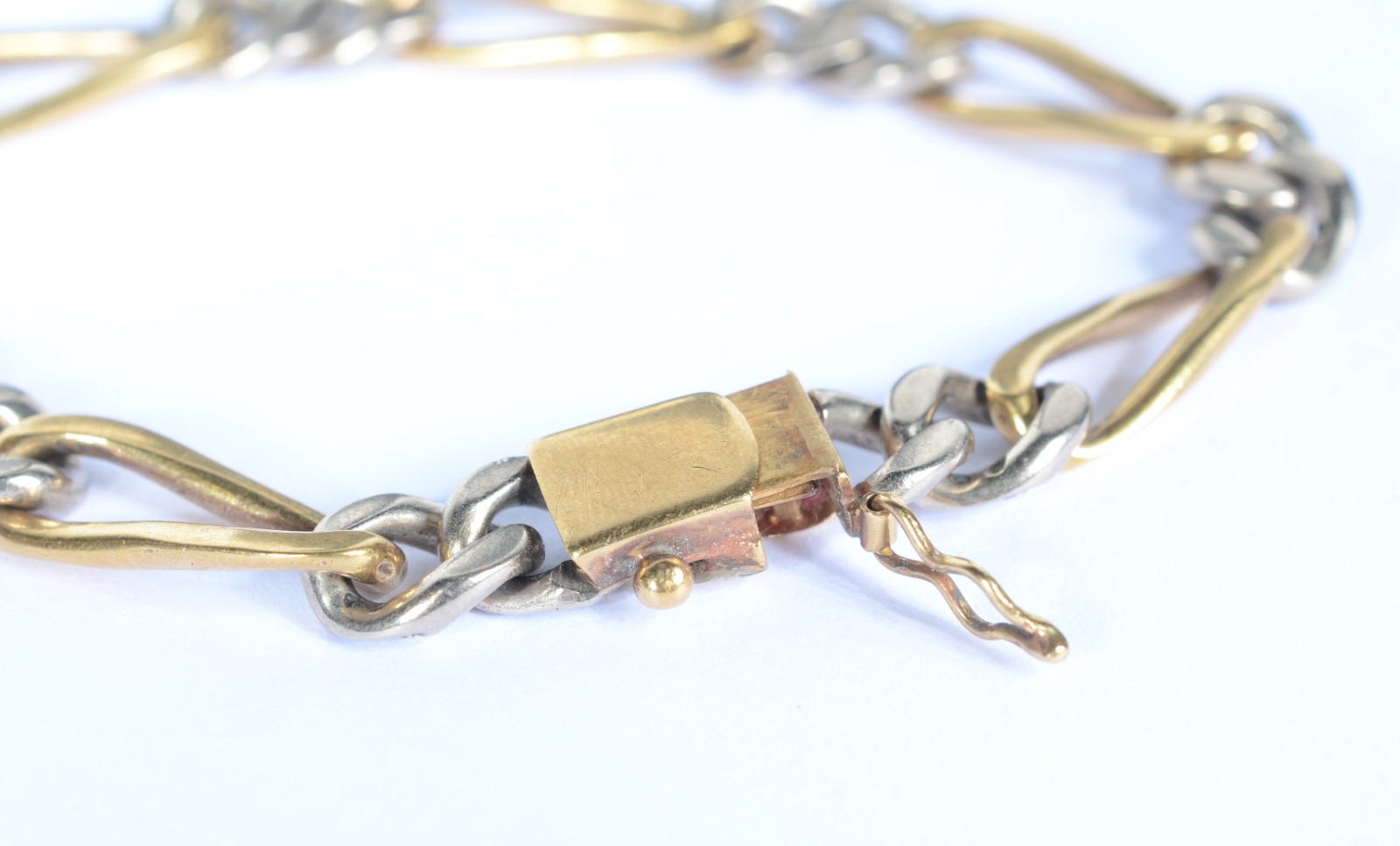 Pulseira de ouro 18 k., com elos batidos e brilhantes. (Por motivos... - foto 6 de 6