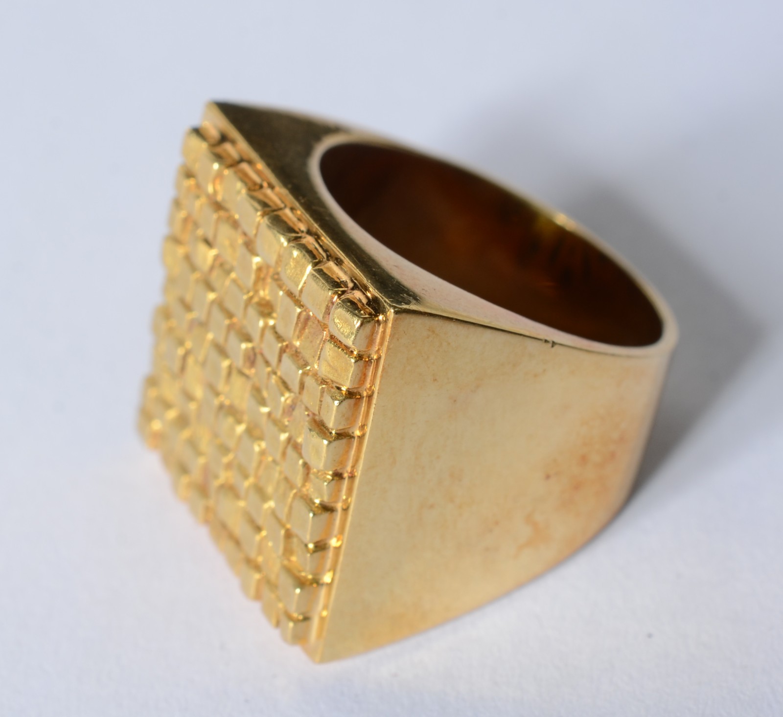 Anel de ouro 18 k., com detalhes geométricos. Aro 16. (Por motivos de... - foto 1 de 6