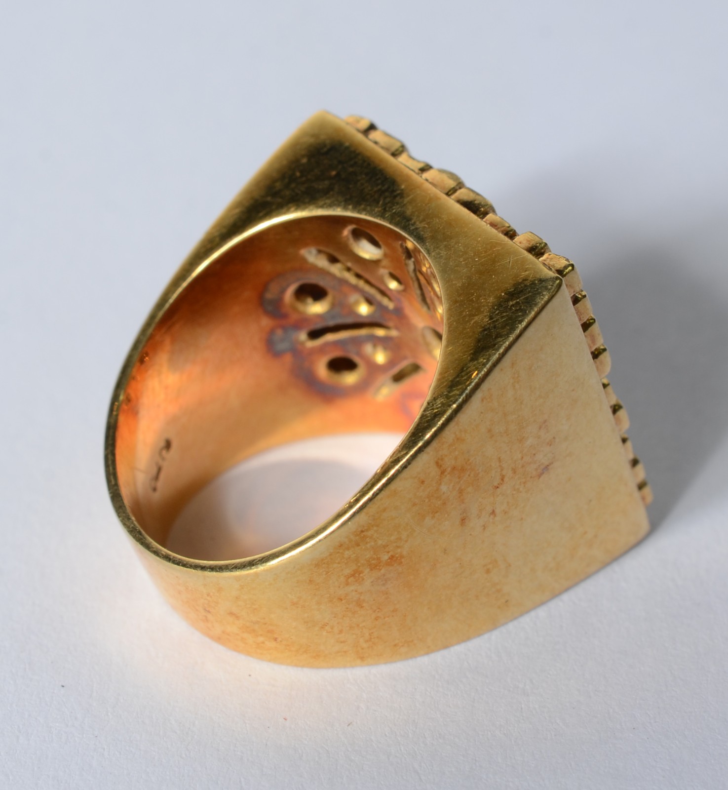 Anel de ouro 18 k., com detalhes geométricos. Aro 16. (Por motivos de... - foto 3 de 6