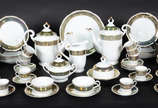 Serviço para chá , café e bolo de porcelana STE... - Serviço para chá , café e bolo de porcelana STEATITA , sendo 2 bules , leiteira, açucareiro  , manteigueira , 12 xícaras chá  com píres , 11 xíc...