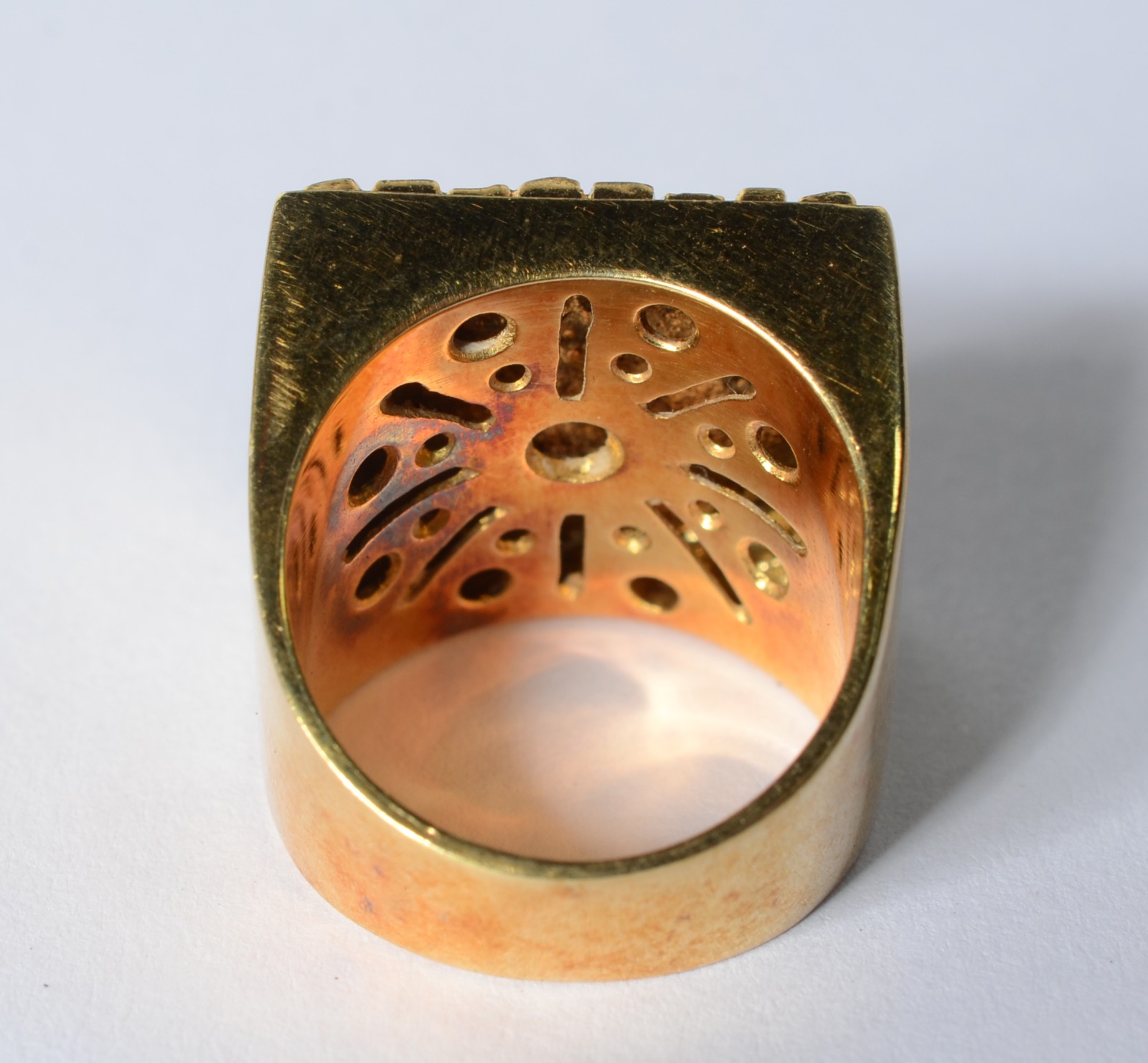 Anel de ouro 18 k., com detalhes geométricos. Aro 16. (Por motivos de... - foto 4 de 6