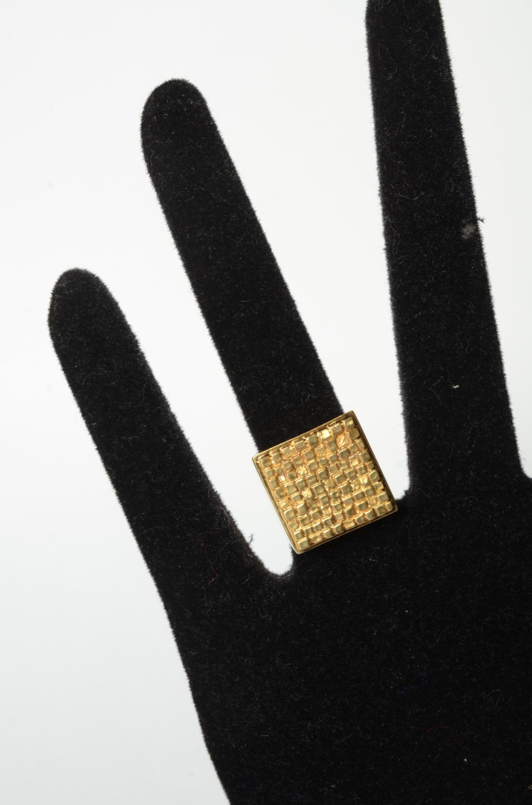 Anel de ouro 18 k., com detalhes geométricos. Aro 16. (Por motivos de... - foto 6 de 6