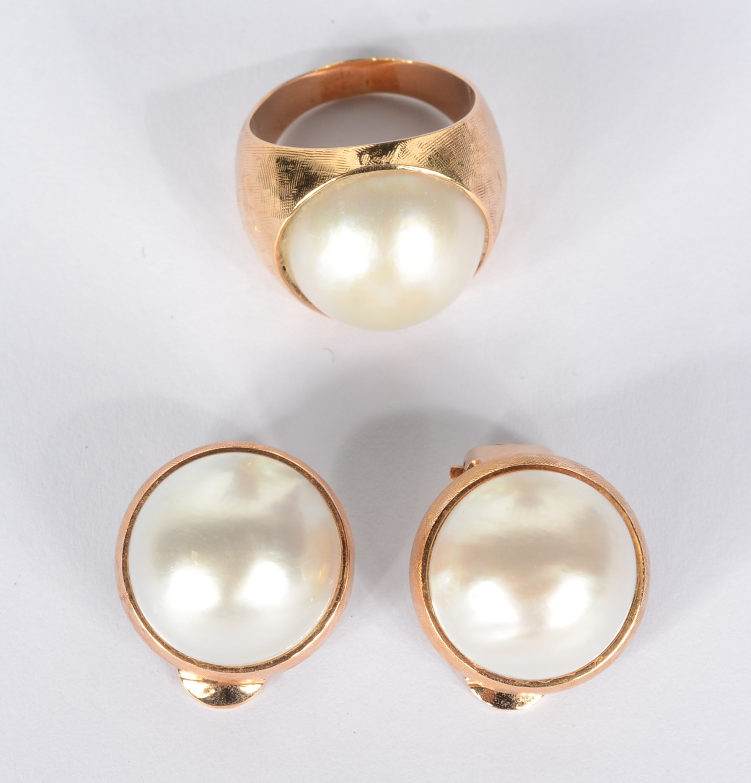 Conjunto de anel e par de brincos de ouro 18 k., com perolas. Aro 17... - foto 1 de 8