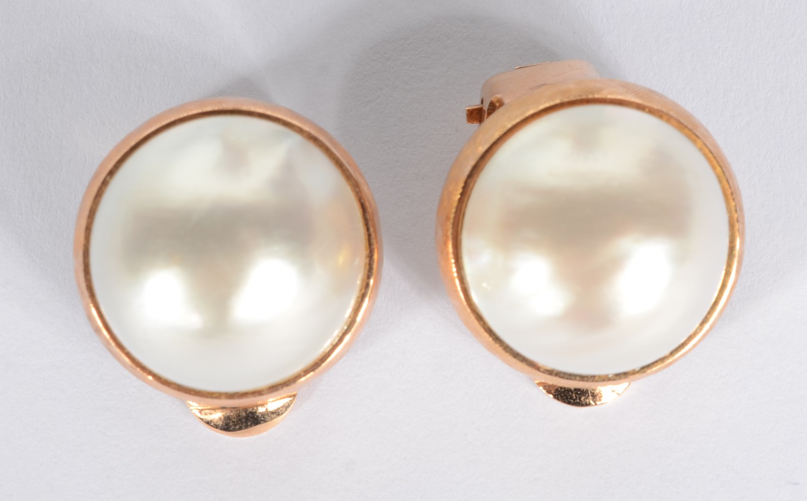 Conjunto de anel e par de brincos de ouro 18 k., com perolas. Aro 17... - foto 2 de 8