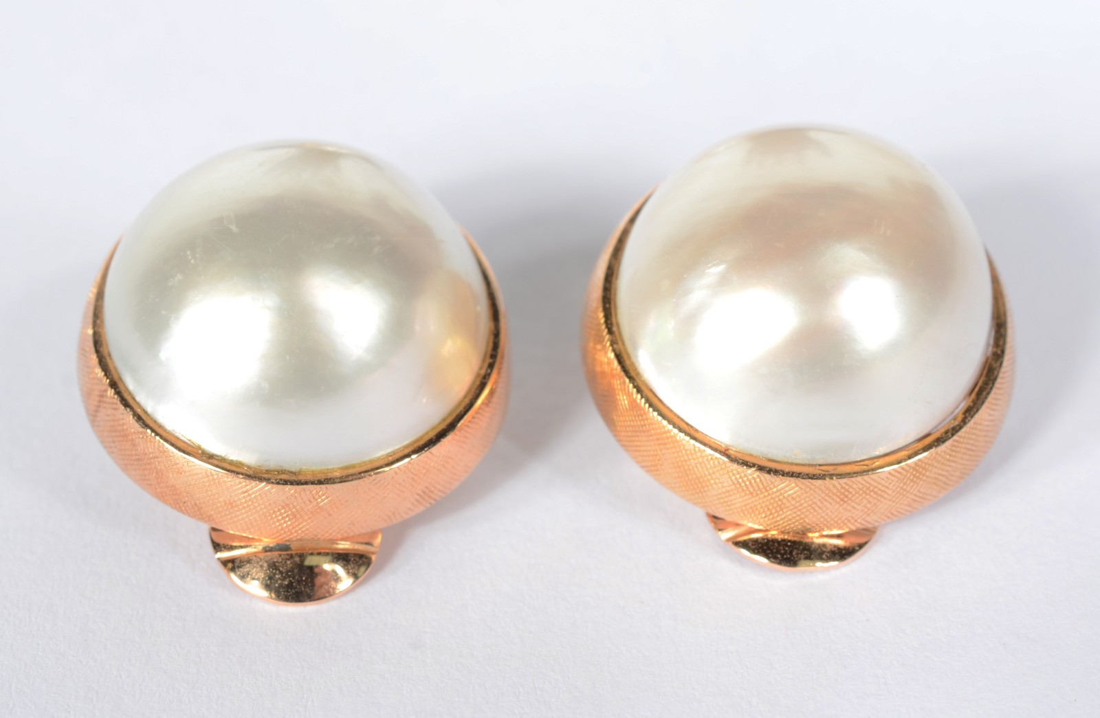 Conjunto de anel e par de brincos de ouro 18 k., com perolas. Aro 17... - foto 4 de 8