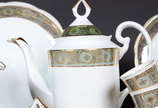 Serviço para chá , café e bolo de porcelana STE... - Serviço para chá , café e bolo de porcelana STEATITA , sendo 2 bules , leiteira, açucareiro  , manteigueira , 12 xícaras chá  com píres , 11 xíc...