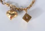 Pulseira de ouro 18 k., com pendentes, sendo um... - Pulseira de ouro 18 k., com pendentes, sendo um na forma de coração e outro feitio quadrado com estrela central e brilhante. (Por motivos de seg...