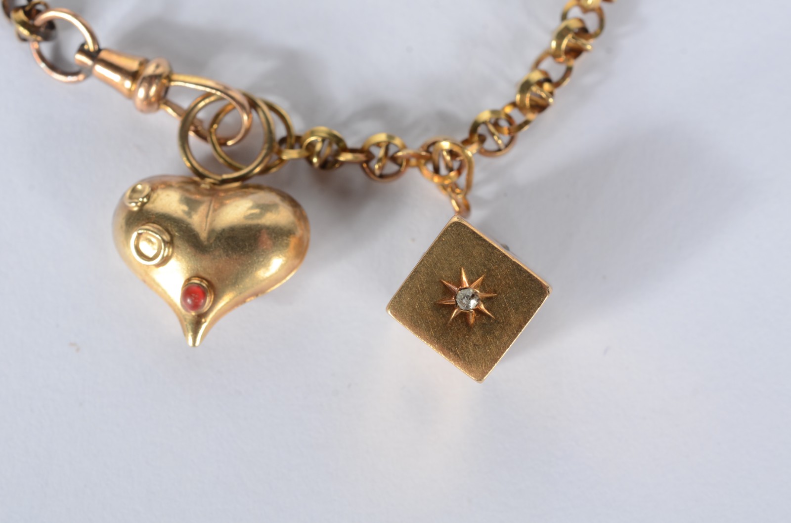 Pulseira de ouro 18 k., com pendentes, sendo um na forma de coração e... - foto 1 de 4