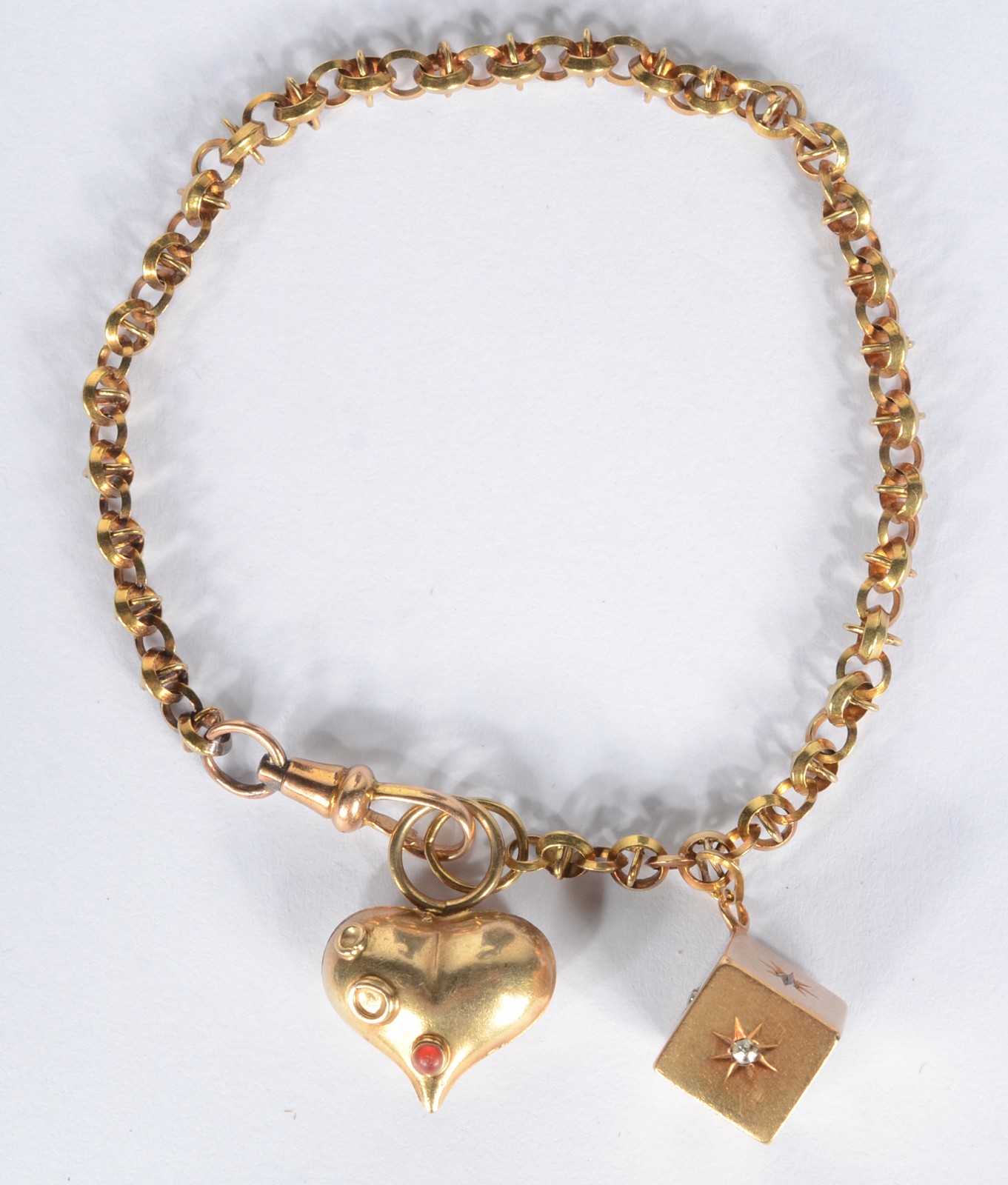 Pulseira de ouro 18 k., com pendentes, sendo um na forma de coração e... - foto 2 de 4