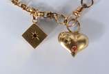 Pulseira de ouro 18 k., com pendentes, sendo um... - Pulseira de ouro 18 k., com pendentes, sendo um na forma de coração e outro feitio quadrado com estrela central e brilhante. (Por motivos de seg...