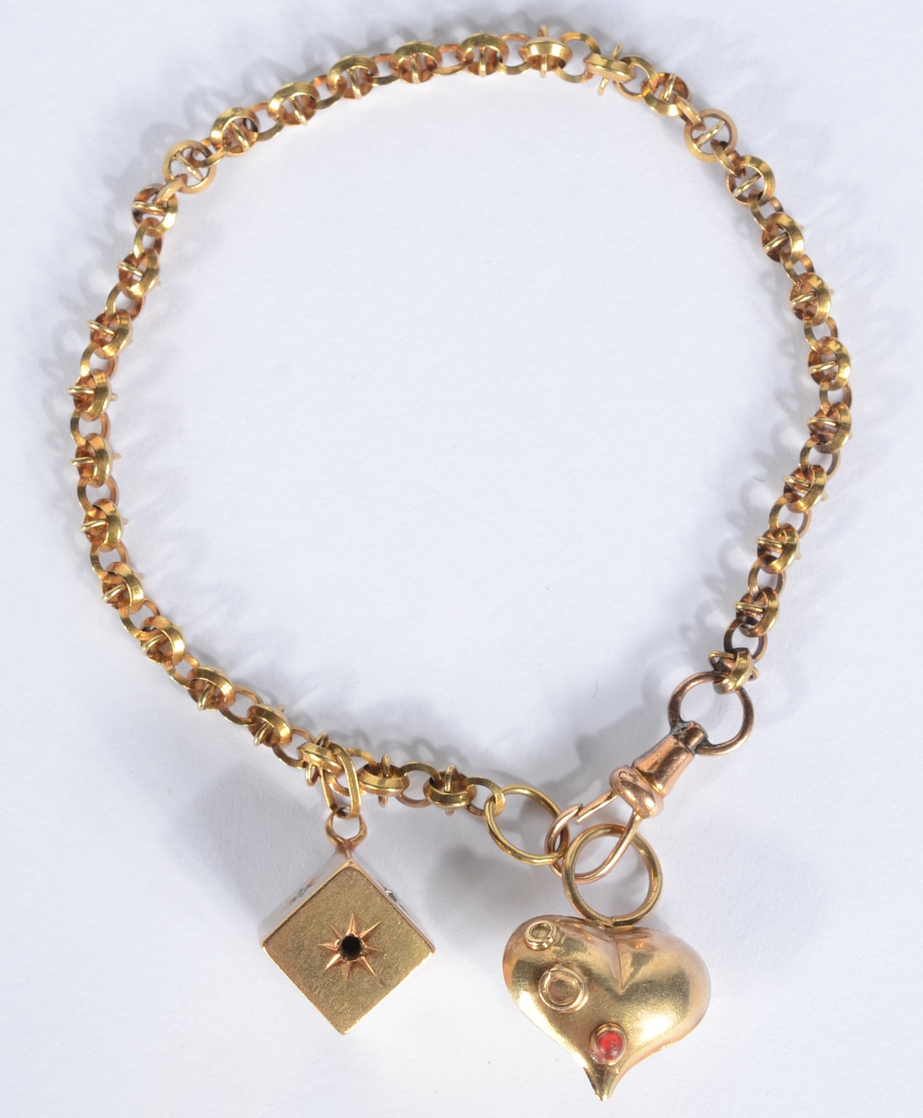 Pulseira de ouro 18 k., com pendentes, sendo um na forma de coração e... - foto 4 de 4