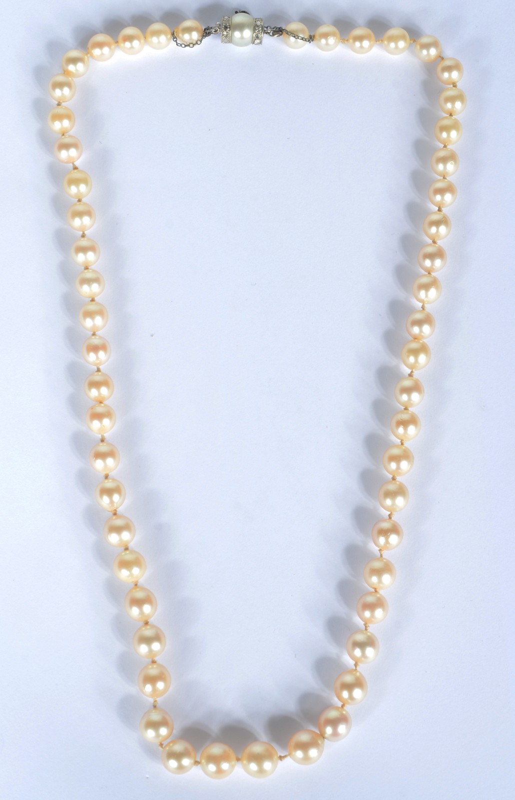 Colar de perolas com fecho de platina com brilhantes. (Por motivos de... - foto 2 de 5