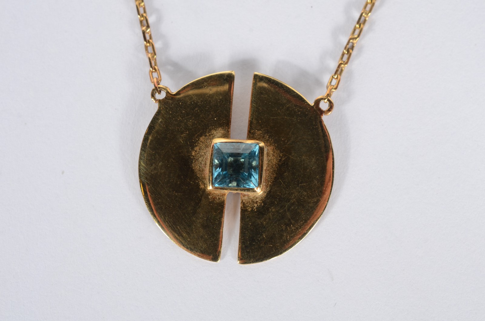 Colar de ouro 18 k., pendente de pedra azul central e quatro... - foto 1 de 7