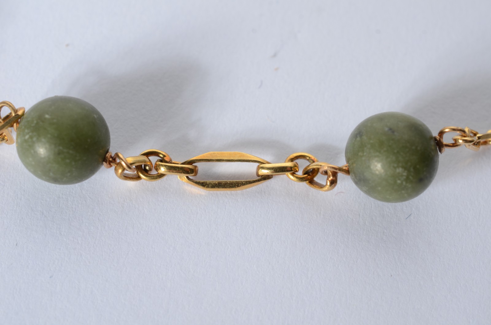 Colar de ouro 18 k., intercaladas com pedras verdes. (Por motivos de... - foto 1 de 4