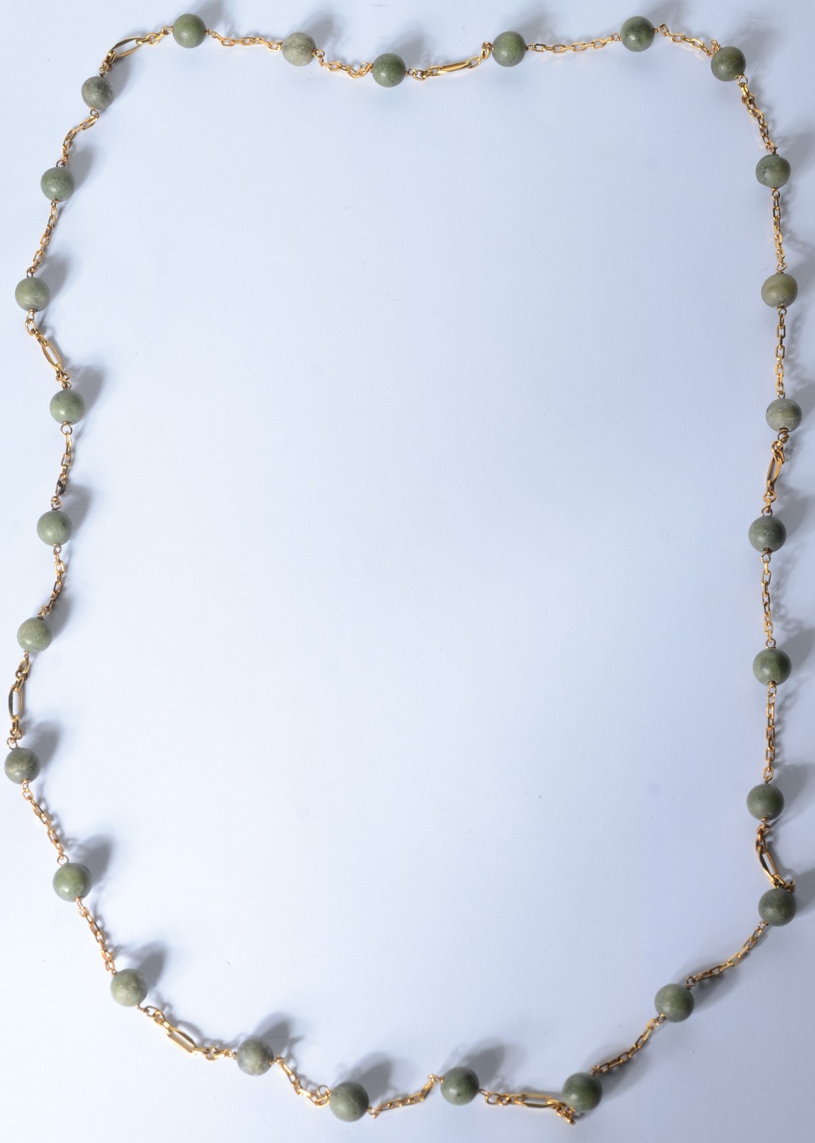 Colar de ouro 18 k., intercaladas com pedras verdes. (Por motivos de... - foto 2 de 4