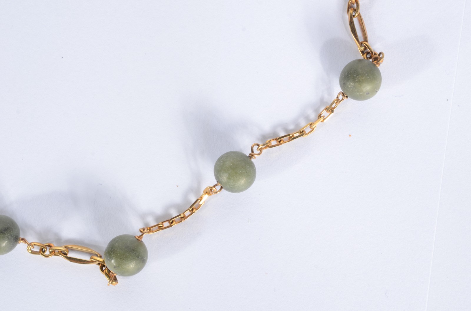 Colar de ouro 18 k., intercaladas com pedras verdes. (Por motivos de... - foto 3 de 4