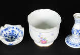 Três peças  em  porcelana , sendo 1 cinzeiro ( ... - Três peças  em  porcelana , sendo 1 cinzeiro ( 14 cm de diâmetro e 6 cm de altura )  e 1 castiçal 17 cm) em porcelana azul e branca e cachepot  