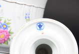 Três peças  em  porcelana , sendo 1 cinzeiro ( ... - Três peças  em  porcelana , sendo 1 cinzeiro ( 14 cm de diâmetro e 6 cm de altura )  e 1 castiçal 17 cm) em porcelana azul e branca e cachepot  