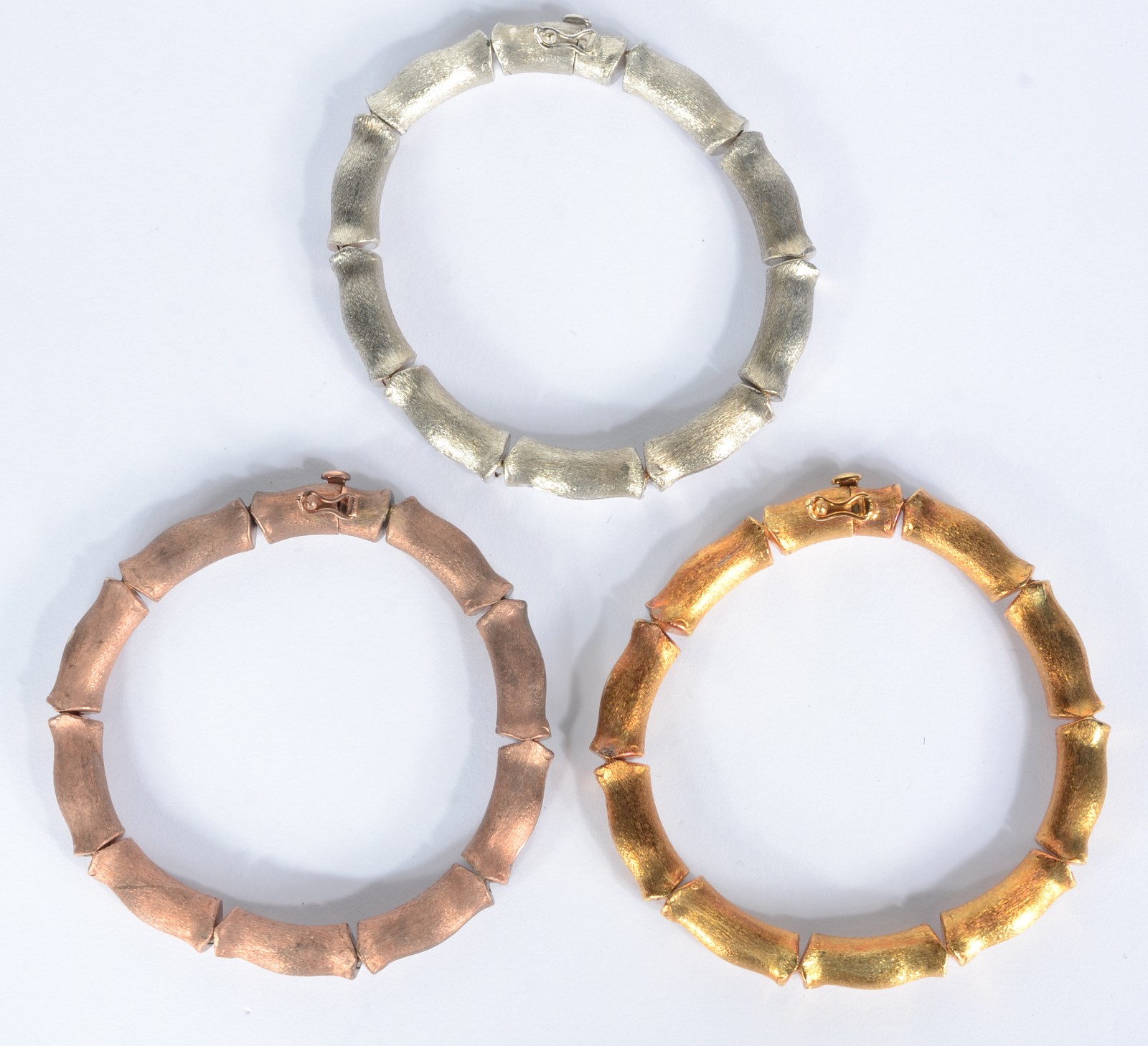 Conjunto com 3 pulseiras em três tons de ouro 18 k. (Por motivos de... - foto 1 de 8