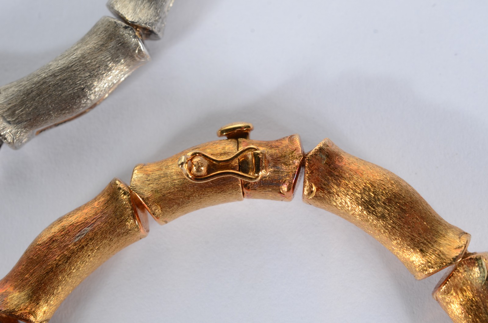 Conjunto com 3 pulseiras em três tons de ouro 18 k. (Por motivos de... - foto 3 de 8