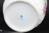 Três peças  em  porcelana , sendo 1 cinzeiro ( ... - Três peças  em  porcelana , sendo 1 cinzeiro ( 14 cm de diâmetro e 6 cm de altura )  e 1 castiçal 17 cm) em porcelana azul e branca e cachepot  
