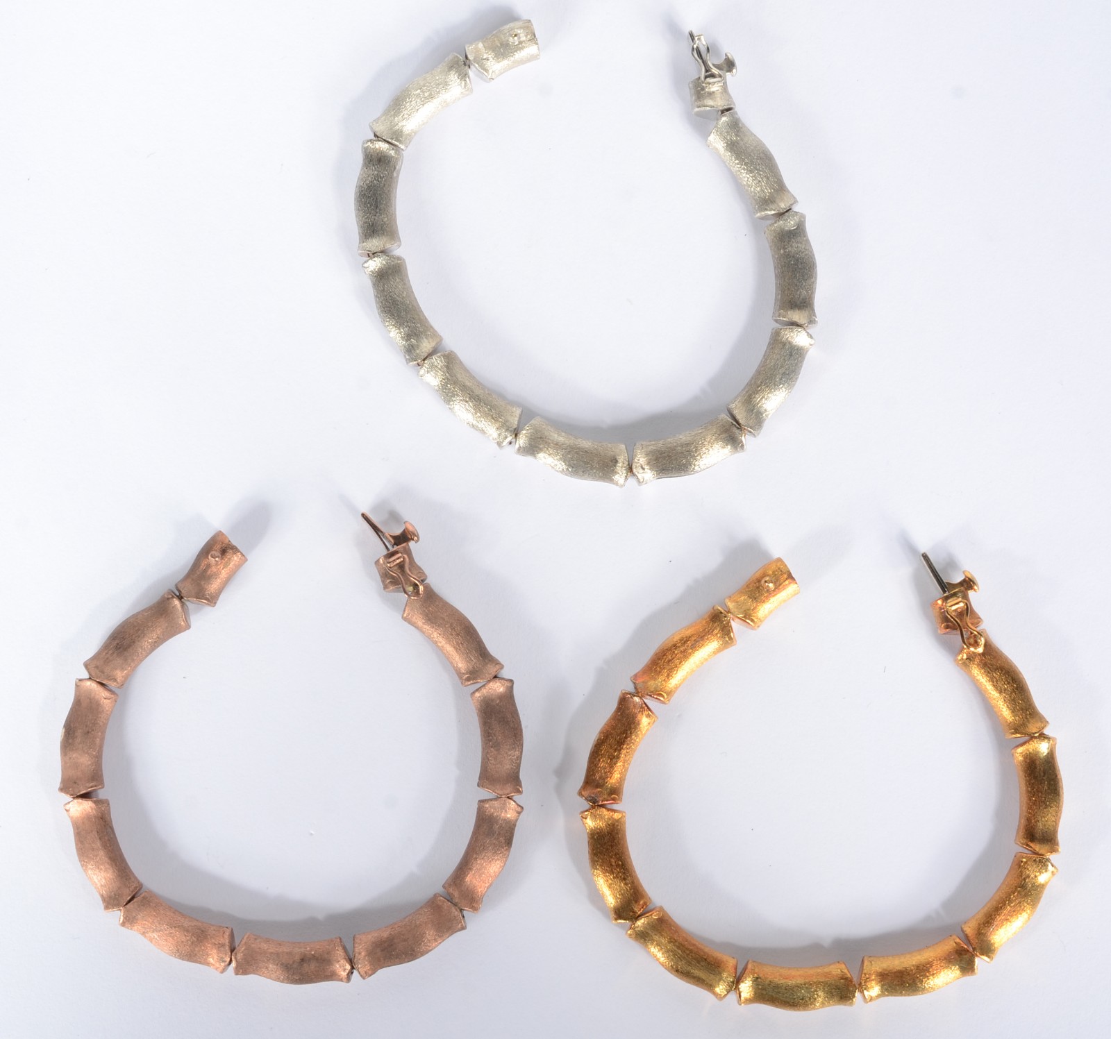 Conjunto com 3 pulseiras em três tons de ouro 18 k. (Por motivos de... - foto 5 de 8