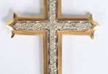 Colar de ouro 18 k., contraste 750 mls com pend... - Colar de ouro 18 k., contraste 750 mls com pendente na forma de crucifixo com brilhantes. (Por motivos de segurança a peça não se encontra na lo...