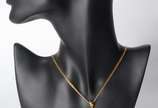 Colar de ouro 18 k., contraste 750 mls com pend... - Colar de ouro 18 k., contraste 750 mls com pendente na forma de crucifixo com brilhantes. (Por motivos de segurança a peça não se encontra na lo...