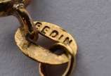 Colar de ouro 18 k., contraste 750 mls com pend... - Colar de ouro 18 k., contraste 750 mls com pendente na forma de crucifixo com brilhantes. (Por motivos de segurança a peça não se encontra na lo...