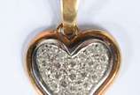 Pendente de ouro 18 k., na forma de coração com... - Pendente de ouro 18 k., na forma de coração com brilhantes. (Por motivos de segurança a peça não se encontra na loja).