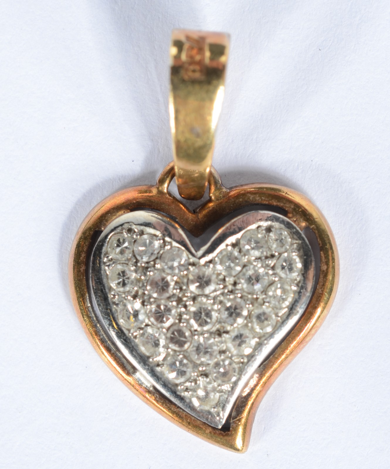 Pendente de ouro 18 k., na forma de coração com brilhantes. (Por... - foto 1 de 6