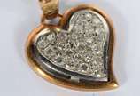 Pendente de ouro 18 k., na forma de coração com... - Pendente de ouro 18 k., na forma de coração com brilhantes. (Por motivos de segurança a peça não se encontra na loja).