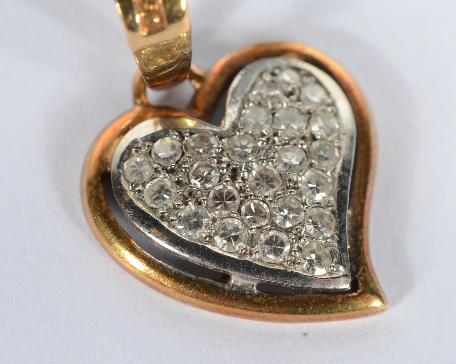 Pendente de ouro 18 k., na forma de coração com brilhantes. (Por... - foto 2 de 6