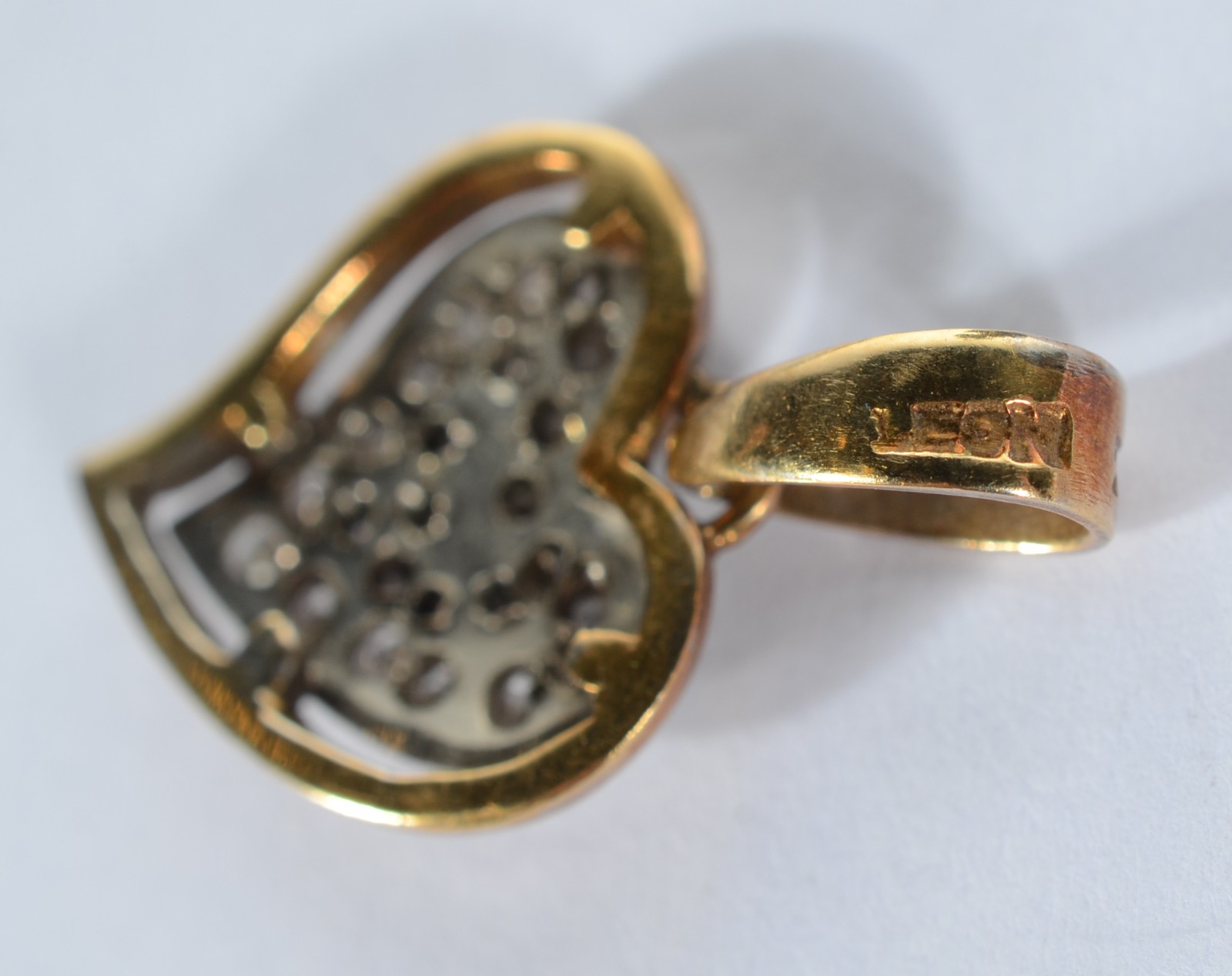 Pendente de ouro 18 k., na forma de coração com brilhantes. (Por... - foto 5 de 6