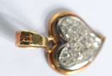Pendente de ouro 18 k., na forma de coração com... - Pendente de ouro 18 k., na forma de coração com brilhantes. (Por motivos de segurança a peça não se encontra na loja).