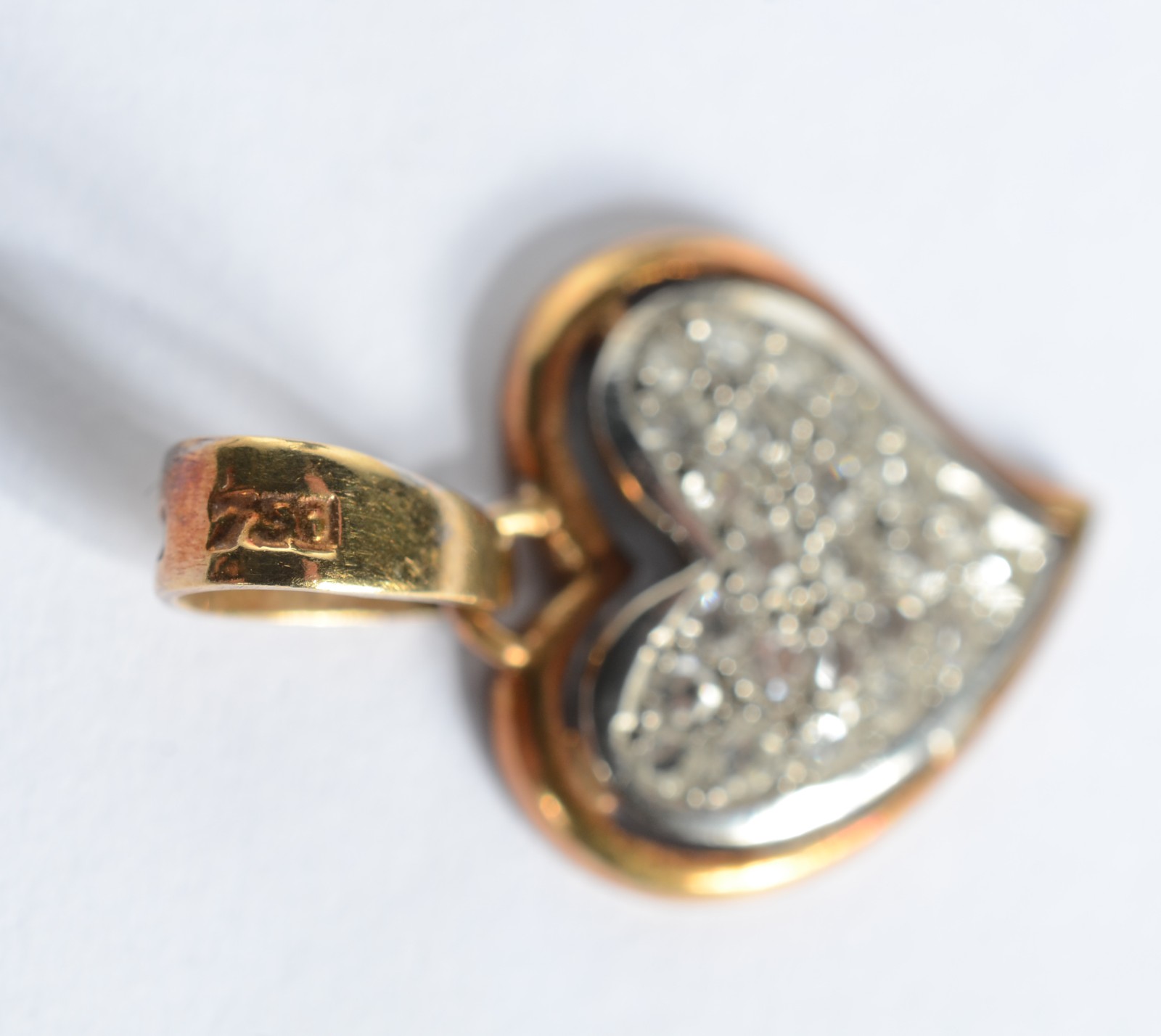 Pendente de ouro 18 k., na forma de coração com brilhantes. (Por... - foto 6 de 6