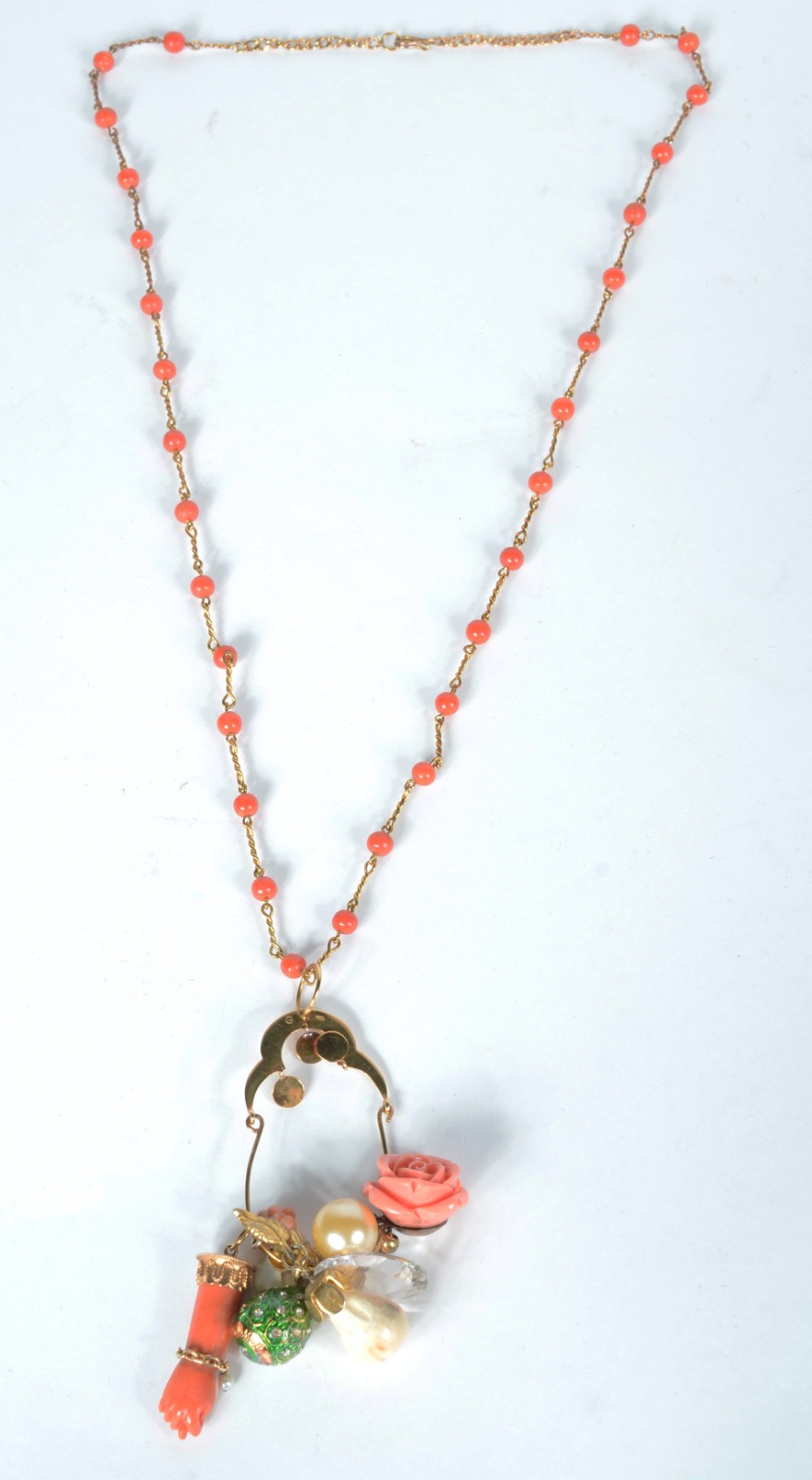 Colar de pedra coral com pendentes, detalhes em outro 18 k. Apenas o... - foto 2 de 5