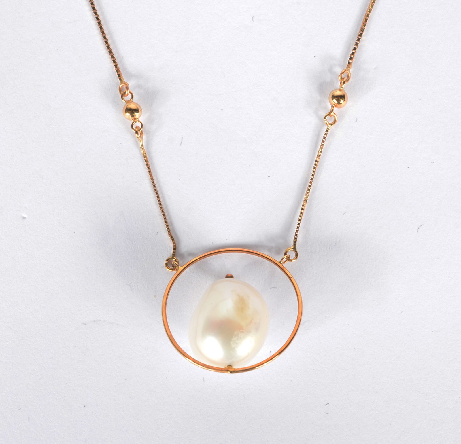 Colar de ouro 18 k., com pendente perola. (Por motivos de segurança a... - foto 1 de 6