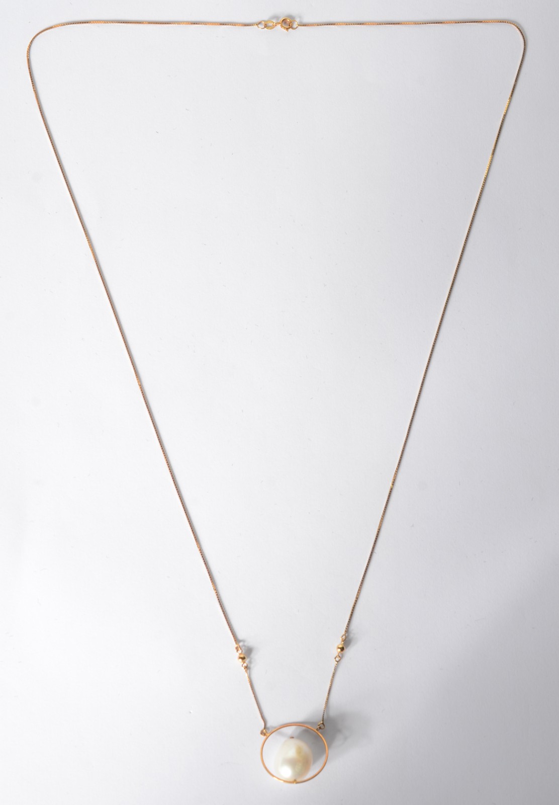Colar de ouro 18 k., com pendente perola. (Por motivos de segurança a... - foto 2 de 6