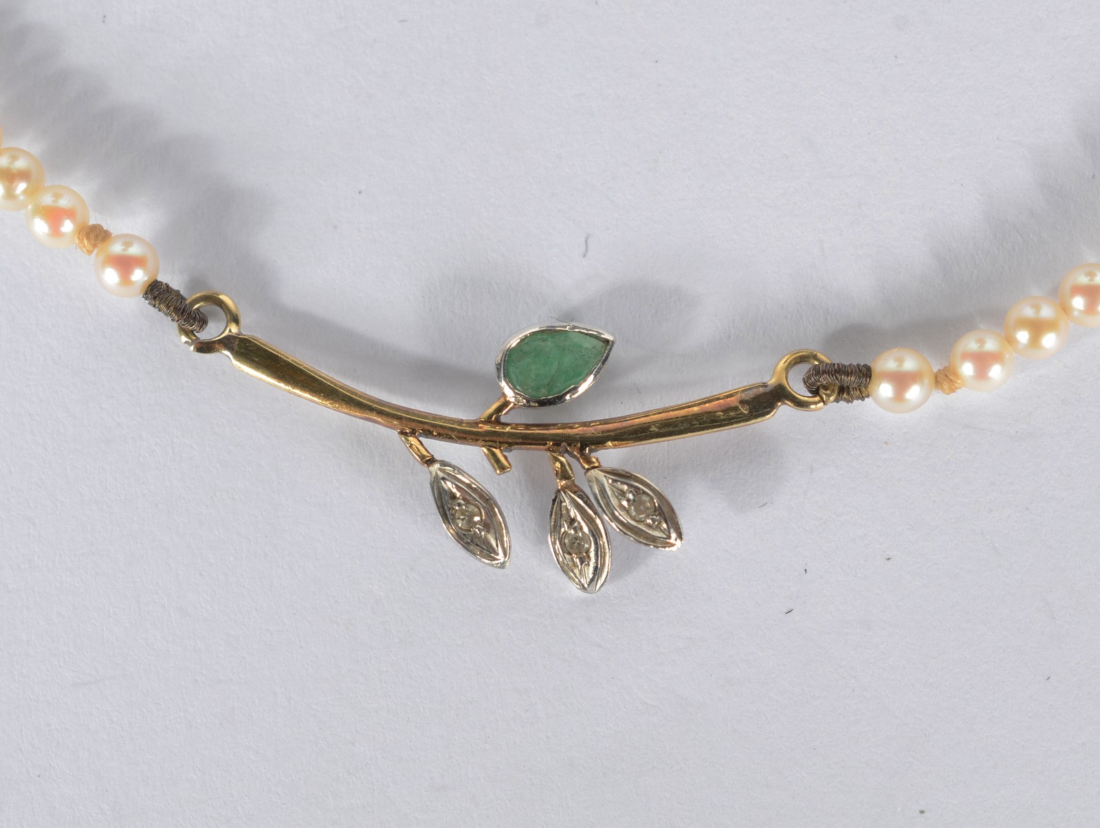 Colar com micro perolas com "ramo" de ouro branco. (Por motivos de... - foto 1 de 4
