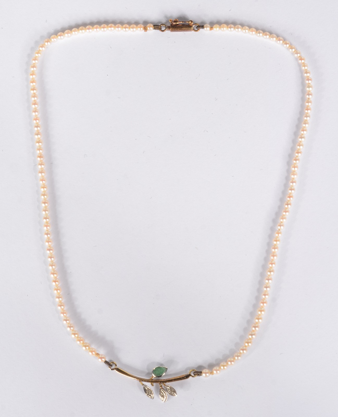 Colar com micro perolas com "ramo" de ouro branco. (Por motivos de... - foto 2 de 4