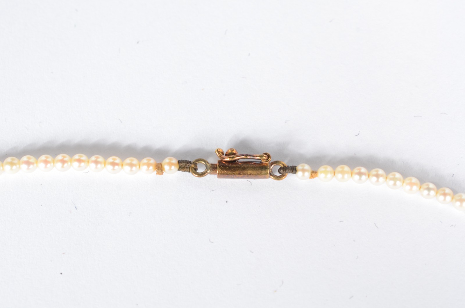 Colar com micro perolas com "ramo" de ouro branco. (Por motivos de... - foto 3 de 4