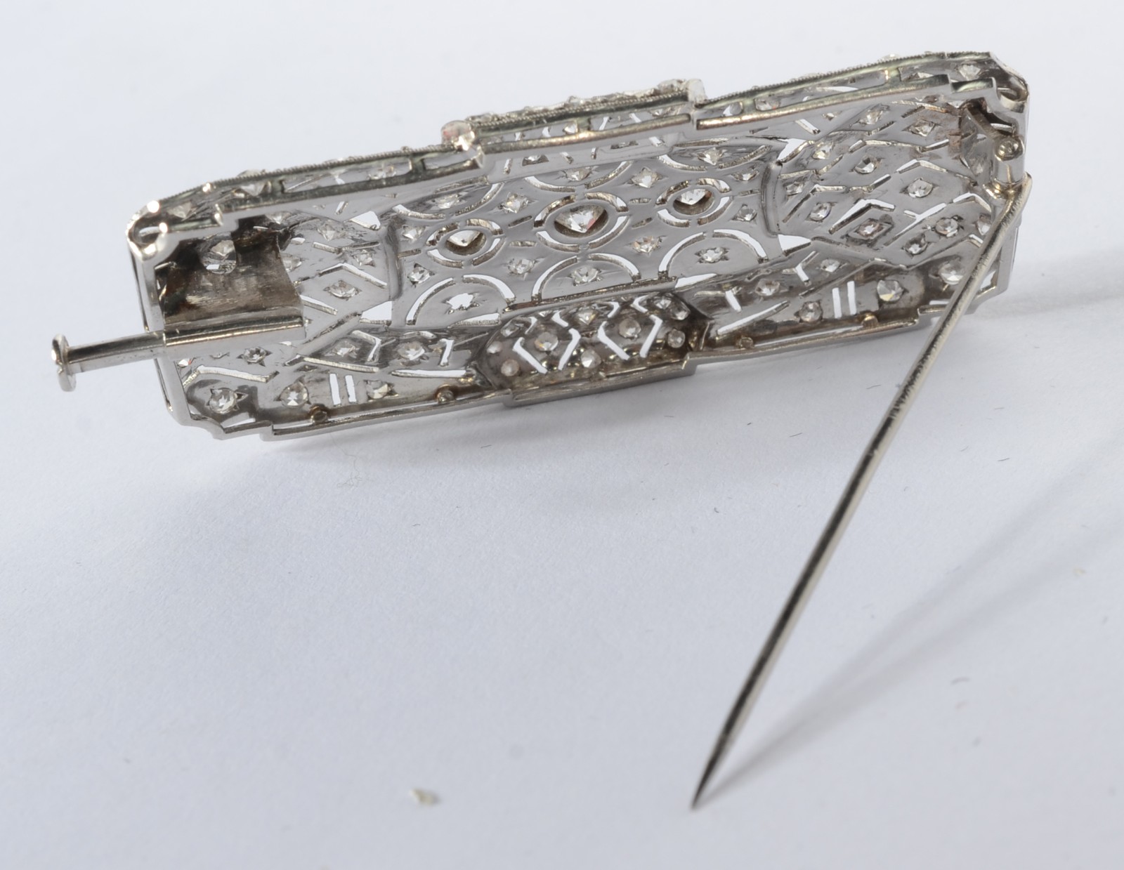 Broche de platina com brilhantes. (Por motivos de segurança a peça... - foto 4 de 4