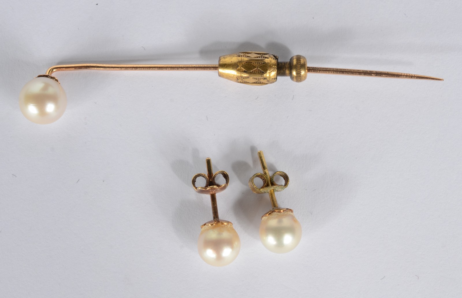 Conjunto composto de: par de brincos de perolas e alfinete com... - foto 1 de 6
