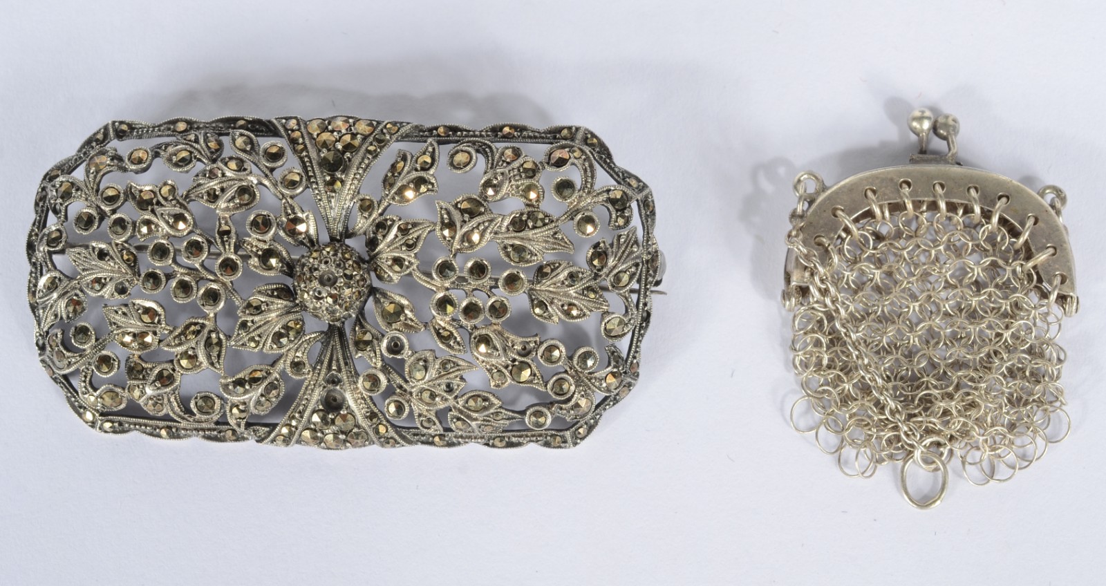 Duas peças de prata, sendo: broche com marcassitas e pequeno porta... - foto 1 de 5