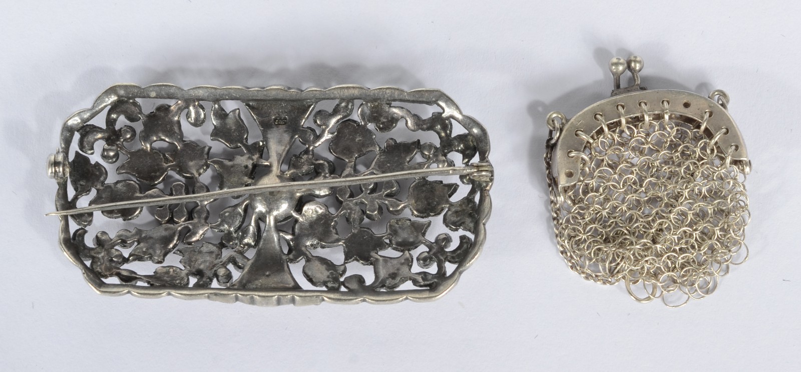 Duas peças de prata, sendo: broche com marcassitas e pequeno porta... - foto 2 de 5