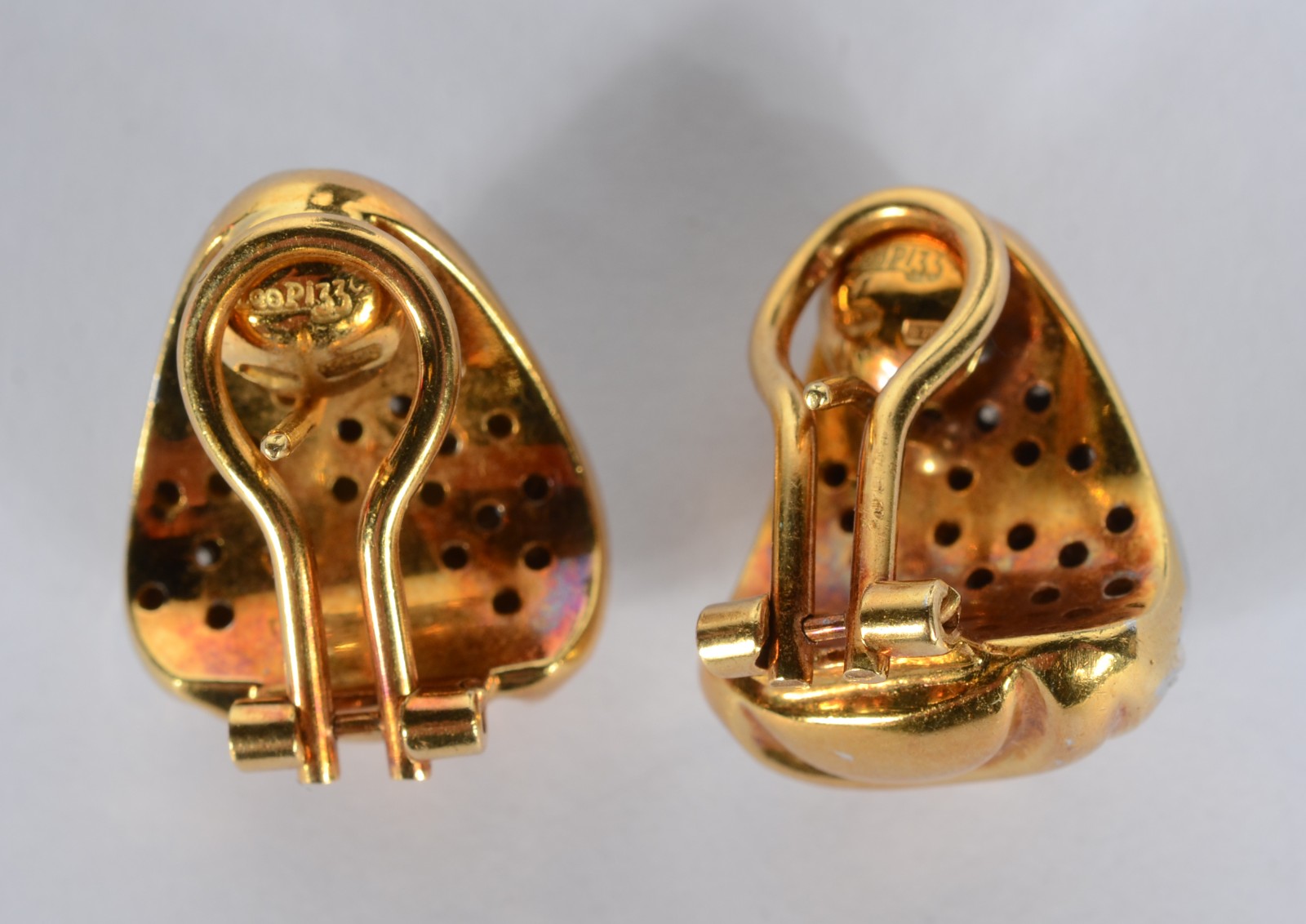 Par de brincos de pressão de ouro 18 k., com brilhantes. (Por motivos... - foto 2 de 4