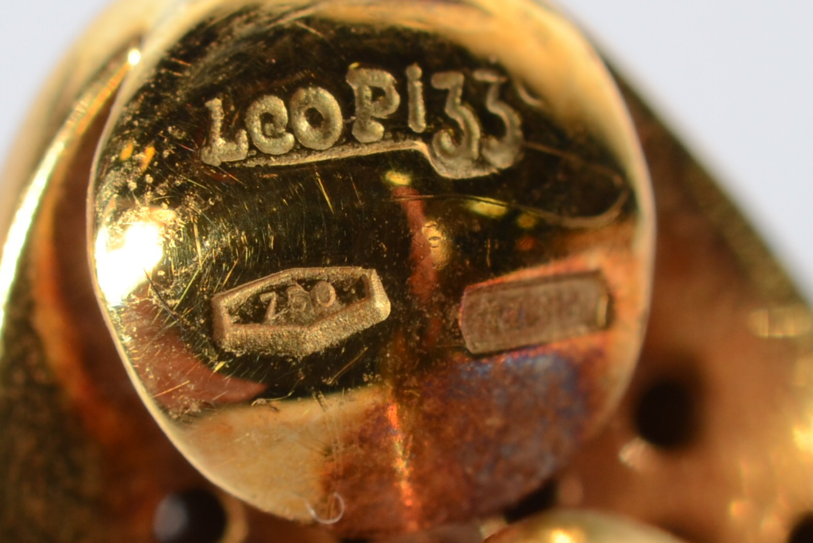 Par de brincos de pressão de ouro 18 k., com brilhantes. (Por motivos... - foto 4 de 4